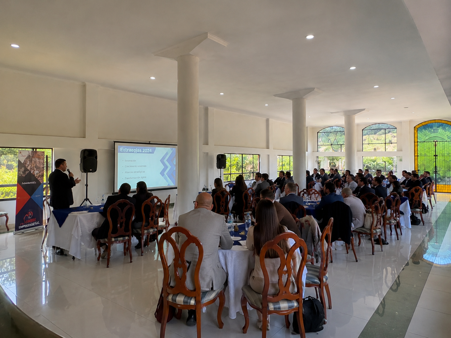 Evento empresarial en el salón del hotel
