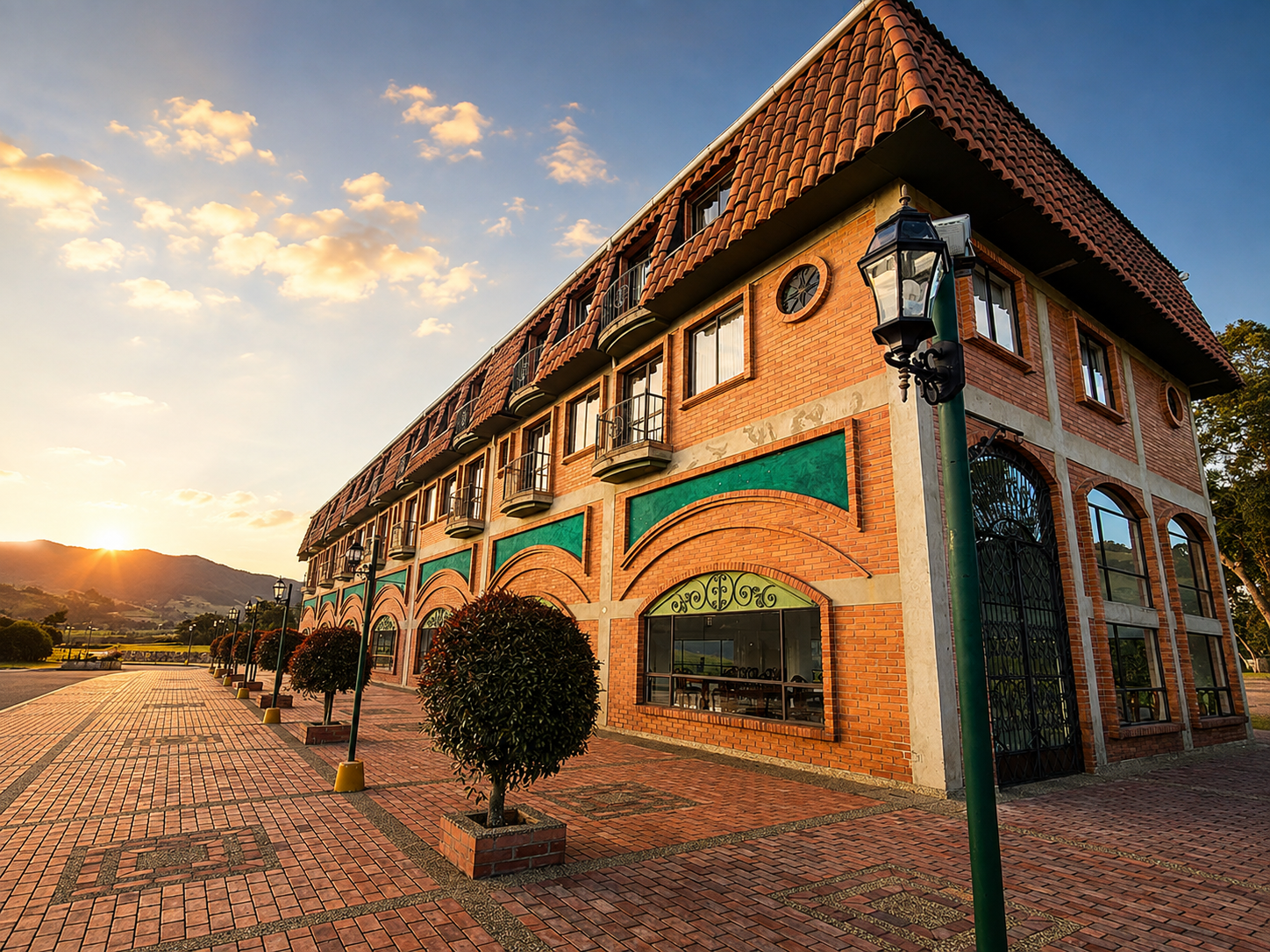 Exterior del Hotel Ever Green al atardecer